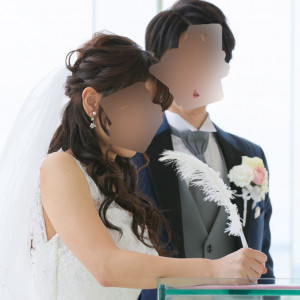 結婚証明書をサインしてます。|615408さんの小さな結婚式 東京お台場店（営業終了）の写真(1462055)