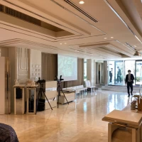 来客者控え室です。
プロジェクターマッピングもあります。