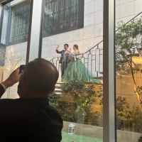 再入場はサプライズで階段から！