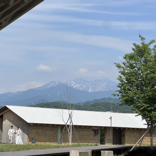 遠くから新郎新婦が入場するのが見えます