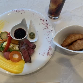 試食でいただいたお肉のワンプレートとパンです。