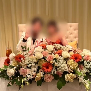 ドレスの色合いと合わせたメインテーブルです！