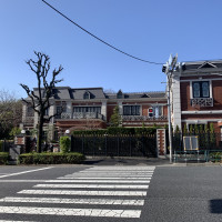 外観です。道路そばに会場があります。