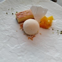 プレートも変わったデザインで、デザートも食べやすかったです。