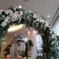 チャペル前にはお花のアーケードもありガーデン風な雰囲気です。