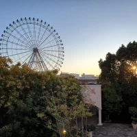 大きな観覧車が見えます