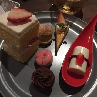 5品目：デザートビュッフェとウェディングケーキ