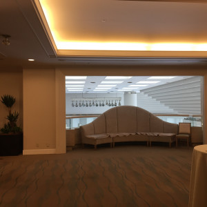 3階披露宴会場前の待合スペース（このソファーが高砂に使用可）|615969さんの第一ホテル東京シーフォート（営業終了）の写真(1449657)
