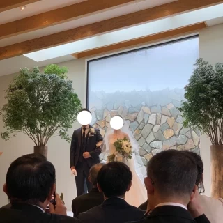 木の梁、グリーン、石垣が見えるナチュラルなチャペル
