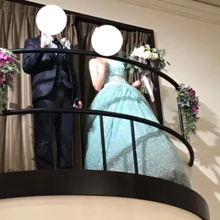 2階から新郎新婦が登場