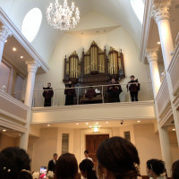 2階から聖歌隊の生演奏が流れます