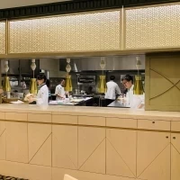 オープンキッチンなのでアツアツの料理が食べられます