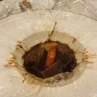 牛ホホ肉の赤ワイン煮込み