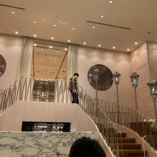 階段上から入場しました