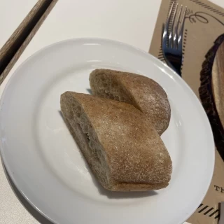 ほかほかのバケット、バジルの味がした！