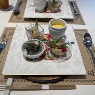 試食にていただいた前菜プレート。夏なのでさっぱり系でした