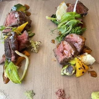 2種のお肉の食べ比べ。どちらも美味しかったです。