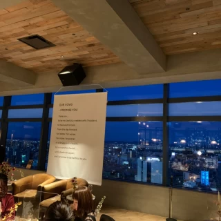 大きな窓からは夜景が一望できます
