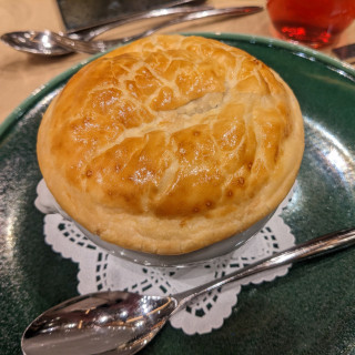 イトヨリ鯛のポワレパイ包み焼きビーツのラタトゥイユ風