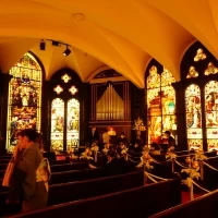 ステンドグラスがきれいな会場です