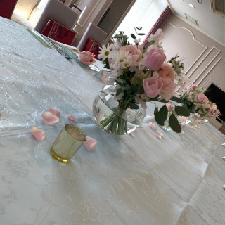 テーブルクロスとお花がマッチしていて可愛い！