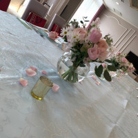 テーブルクロスとお花がマッチしていて可愛い！