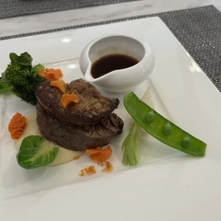 お肉料理
お肉が柔らかくソースもおいしかった