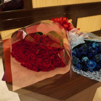 赤と青のバラの花束