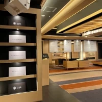 入り口の棚は移動でき、入退場の際アレンジできます