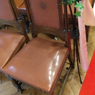 チャペルのアンティーク椅子