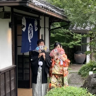 入口に両家の家紋と名前を施したのれんを掛けてもらいました。