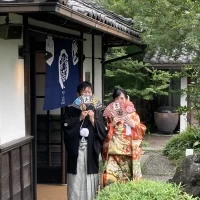 入口に両家の家紋と名前を施したのれんを掛けてもらいました。
