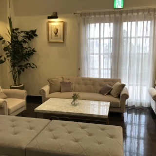 ゆったりくつろげるソファーでリゾート感のあるロビー