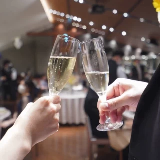 乾杯酒　新郎新婦から見た景色