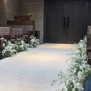 大きな扉から新郎新婦が入退場します