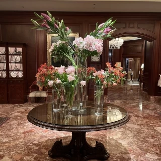 ロビーの花がいつ来ても素敵でとても落ち着く雰囲気。