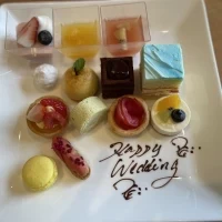 式終了後、着替えた後料理とデザートをだして頂いた