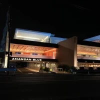 夜の外観もオシャレ