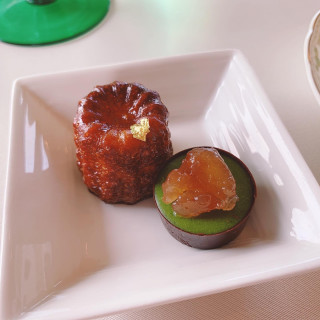 カヌレと抹茶のチョコでした。季節でどう変わるか気になります。