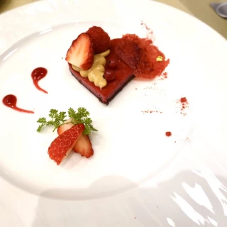 デザート
赤いハートのいちごムース！