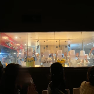 野球のユニフォームを着てキッチンオープン