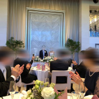 高砂席の後ろの大理石調の壁が写真映えします