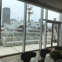 窓からの景色は神戸のロケーションが広がってます
