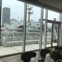 窓からの景色は神戸のロケーションが広がってます