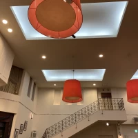 会場の照明と階段