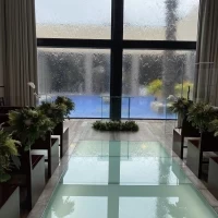 目の前に水が流れてて綺麗です