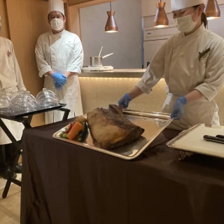 オープンキッチンでローストビーフを焼き上げてくれました