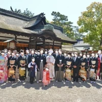 挙式後の集合写真　バックに本殿