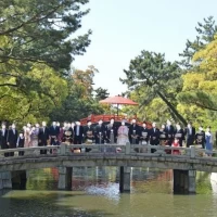 花嫁行列の道中の太鼓橋で集合写真