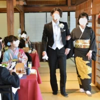 花婿　母との入場